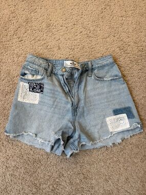 Hollister Patch Jean shorts - High Rise Mom Fit Size 1 or 25 in Waist